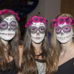 ragazze ad una cena con delitto per halloween