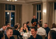 Team aziendale partecipa a una cena con delitto a Milano