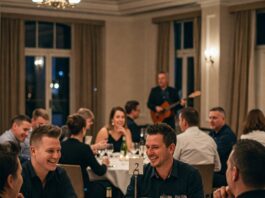 Team aziendale partecipa a una cena con delitto a Milano