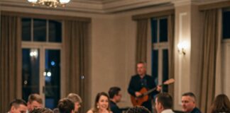 Team aziendale partecipa a una cena con delitto a Milano