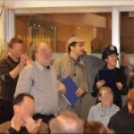 Attori in scena durante una cena con delitto a Milano