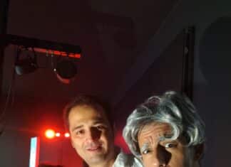 Attori professionisti durante una cena con delitto aziendale a Milano