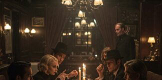 Attori in costume horror a cena con delitto in un ristorante elegante con atmosfera teatrale