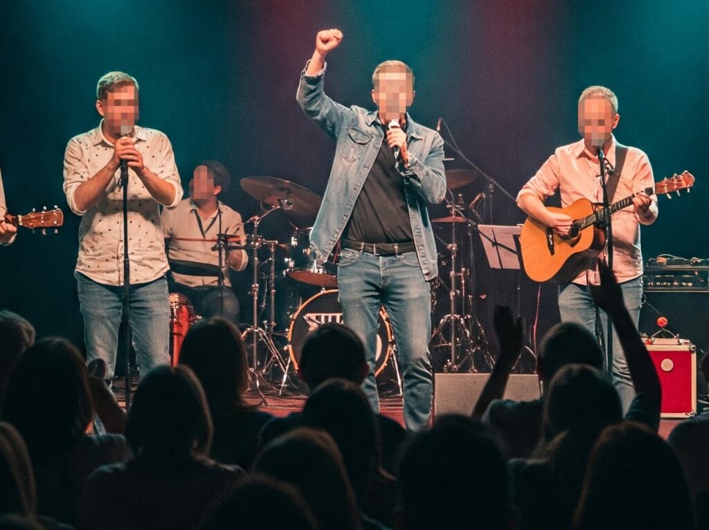 colleghi si esibiscono a un talent show aziendale su palco