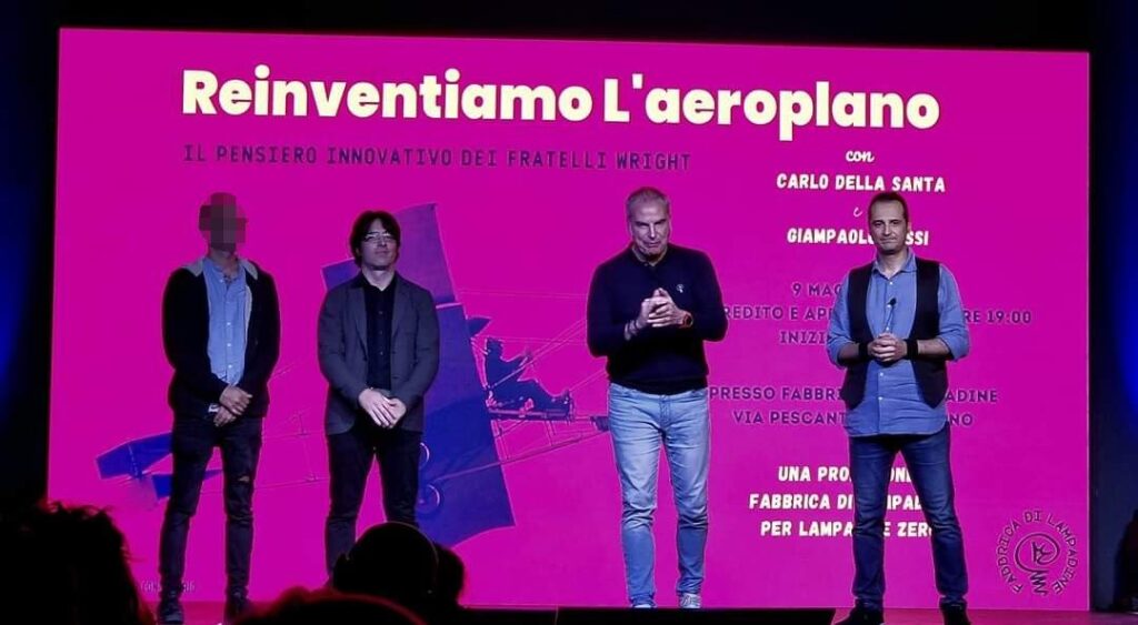 relatori sul palco durante il format Reinventiamo l’Aeroplano