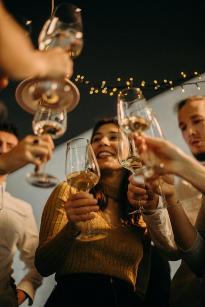 Calici di vino durante un evento Degustazione con Delitto