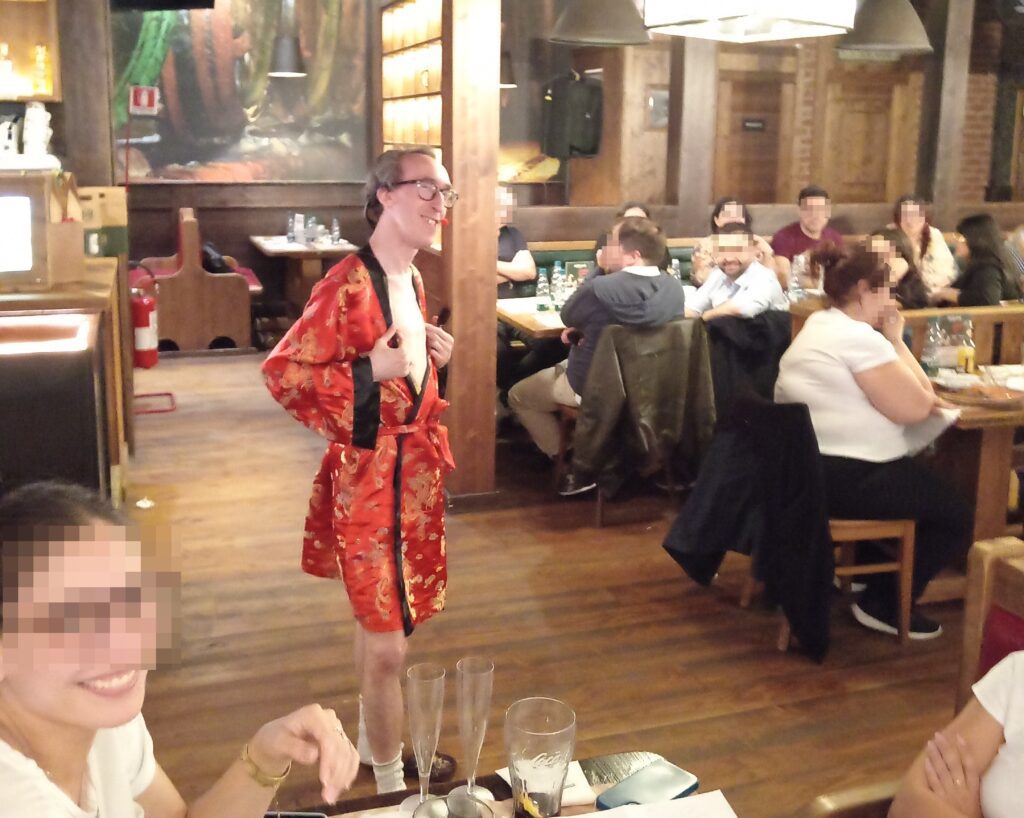 Attore travestito da Rocco Siffredi durante addio al nubilato a Milano