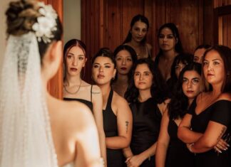 Cena con Delitto per Addio al Nubilato e Celibato a Milano: Risate, Mistero e Zero Imbarazzi Amiche della sposa emozionate mentre la osservano in abito nuziale