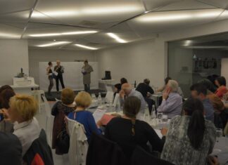 Ospiti seduti ai tavoli che assistono e partecipano a una scena durante una Cena con Delitto in ristorante moderno