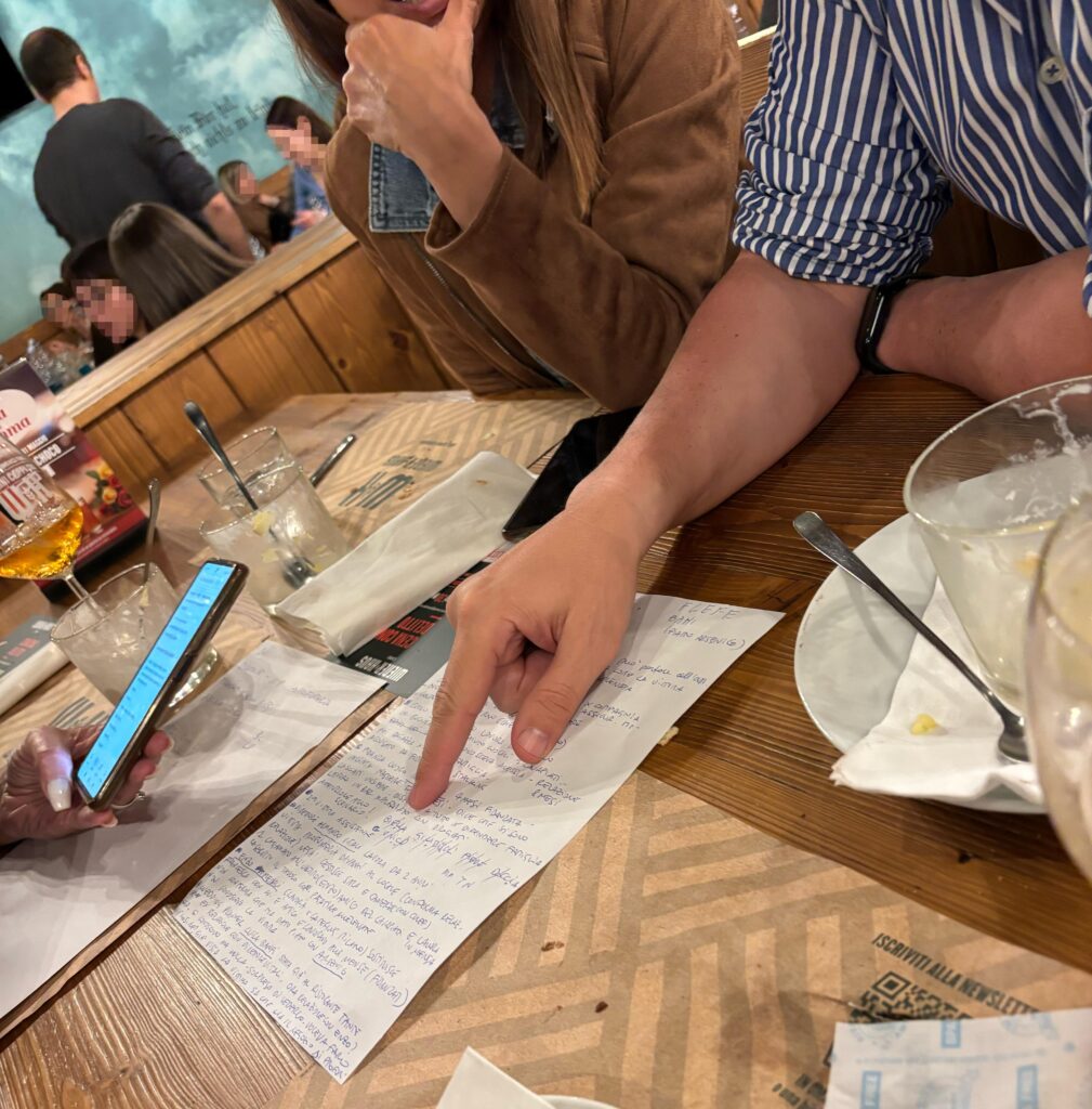 Squadra aziendale risolve enigmi collaborativi durante escape room teatrale