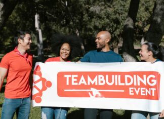 Team Building in Inglese: Attività Coinvolgenti per Team Internazionali Team multiculturale partecipa a un evento di team building in lingua inglese