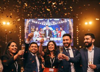 Squadra vincente del quiz show aziendale celebra con entusiasmo