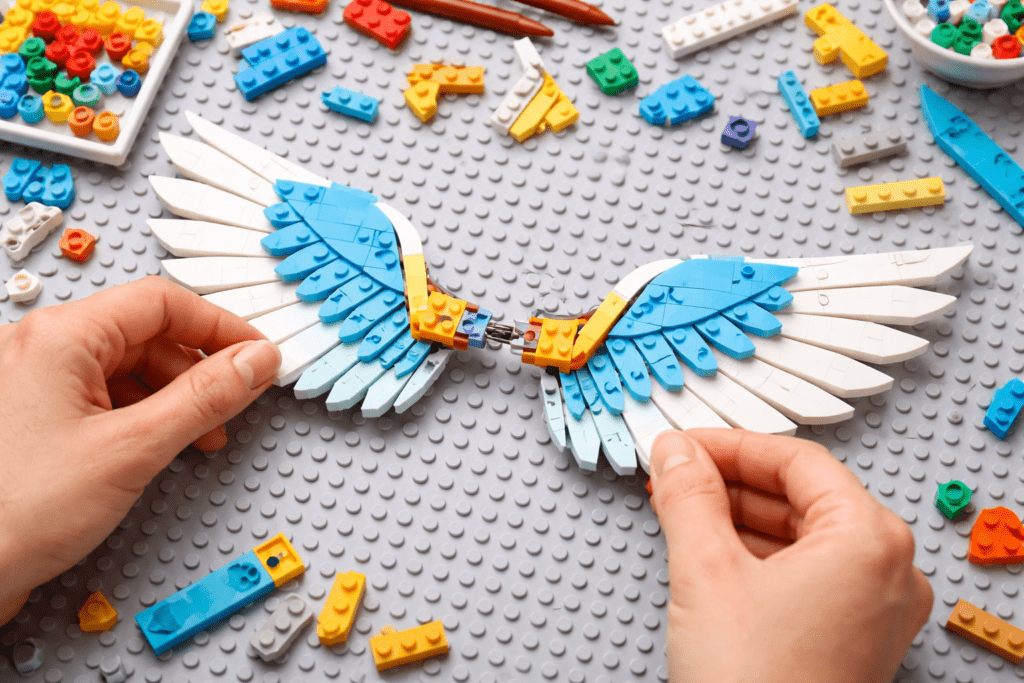 Dettaglio di una costruzione astratta fatta di mattoncini che rappresenta delle ali che si sciolgono, simbolo di gestione del rischio.