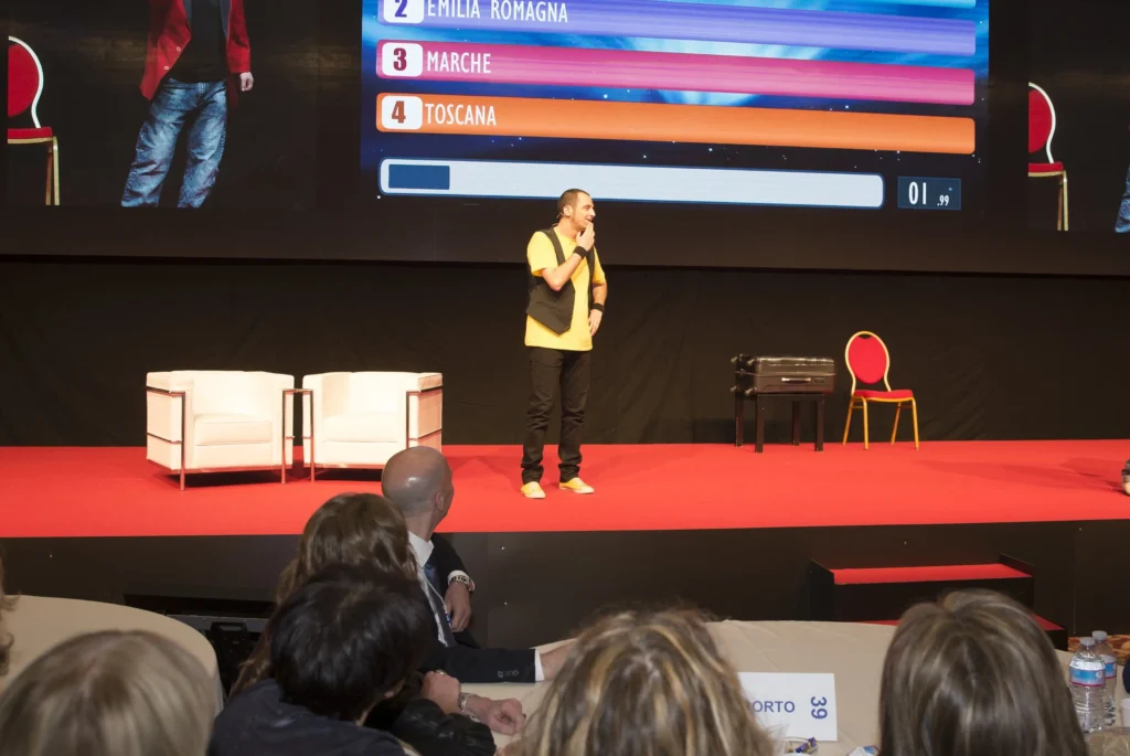 Carlo Della Santa durante lo spettacolo di team building RE-GENERATION per una convention aziendale a Milano