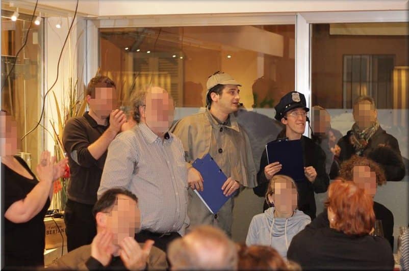 Attori durante una cena con delitto aziendale a Milano