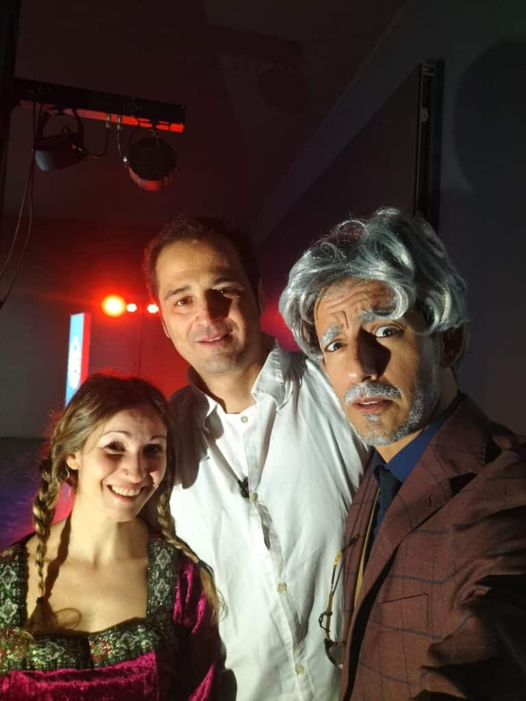 Attori professionisti durante una cena con delitto aziendale a Milano