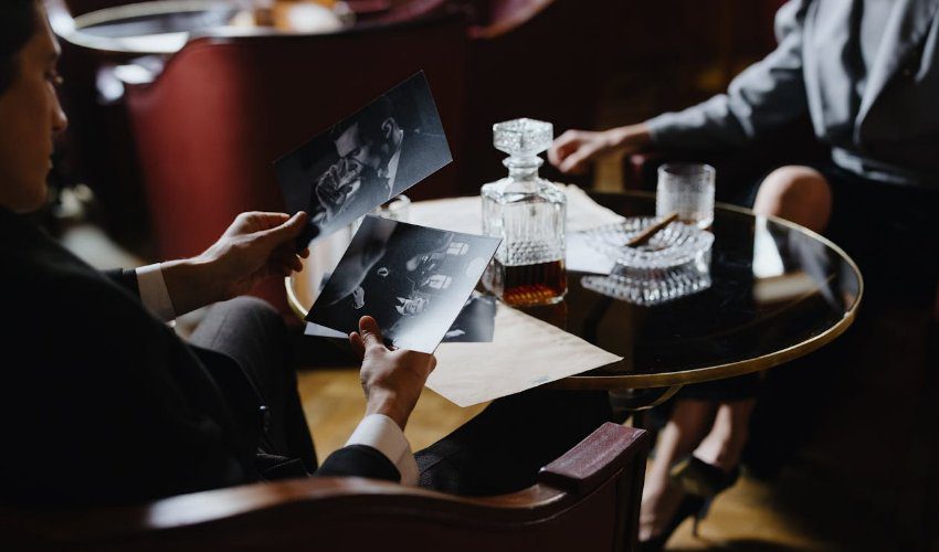 Cena con delitto a tema aziendale con attori in stile noir