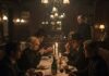 Cena con delitto: cos’è, come funziona, come organizzarne una perfetta! Attori in costume horror a cena con delitto in un ristorante elegante con atmosfera teatrale