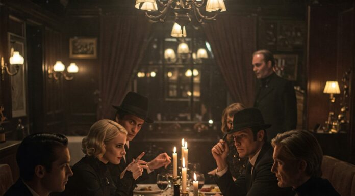 Cena con delitto: cos’è, come funziona, come organizzarne una perfetta! Attori in costume horror a cena con delitto in un ristorante elegante con atmosfera teatrale