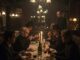 Cena con delitto: cos’è, come funziona, come organizzarne una perfetta! Attori in costume horror a cena con delitto in un ristorante elegante con atmosfera teatrale