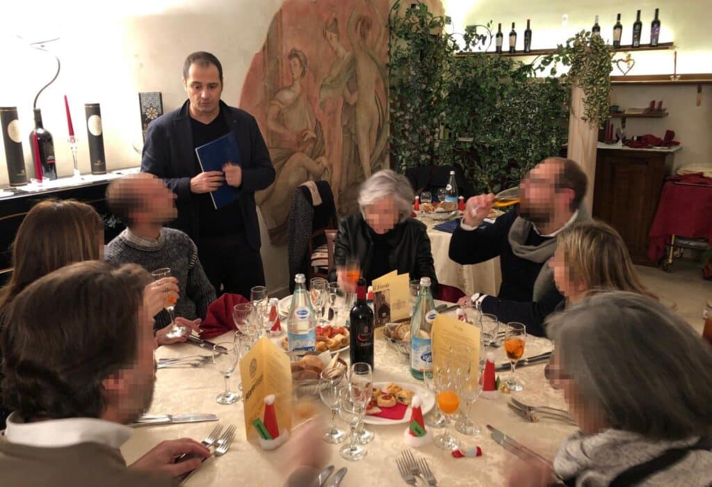 Team aziendale durante una serata di team building con cena con delitto a Milano.