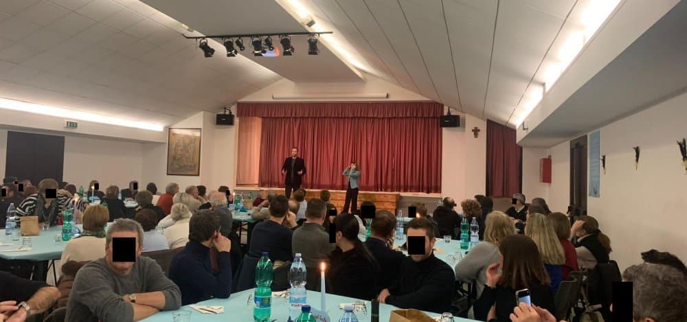 Team aziendale partecipa a una cena con delitto a Milano come attività di team building coinvolgente