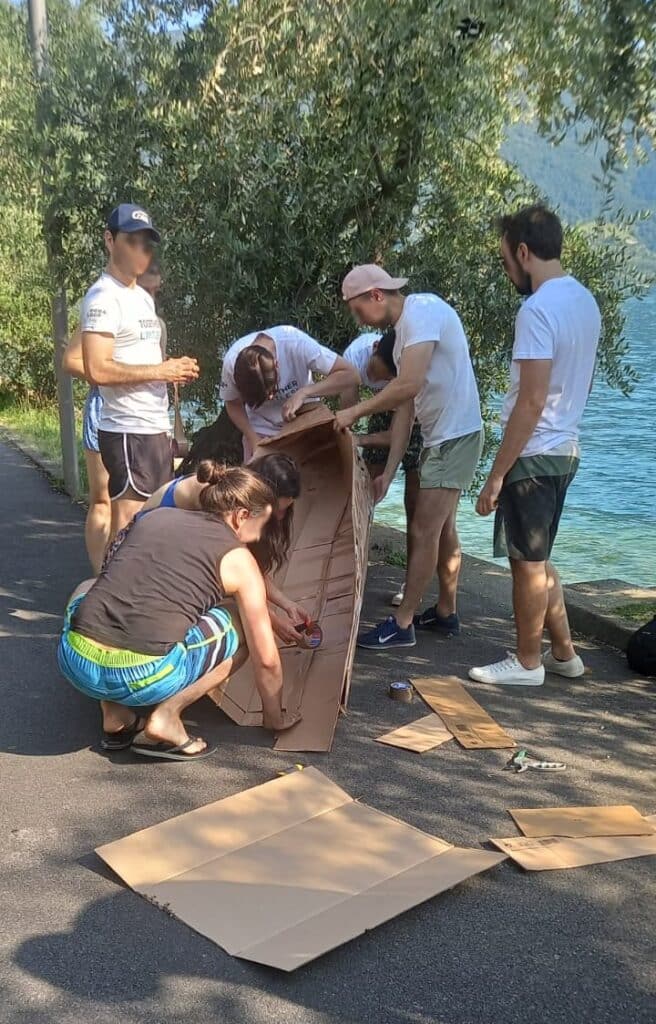 Team aziendale durante un'attività di team building Cartoonboat a Milano tra sport, creatività e collaborazione