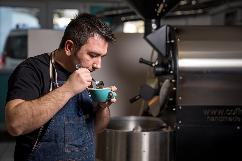 uomo che degusta caffè artigianale durante esperienza sensoriale