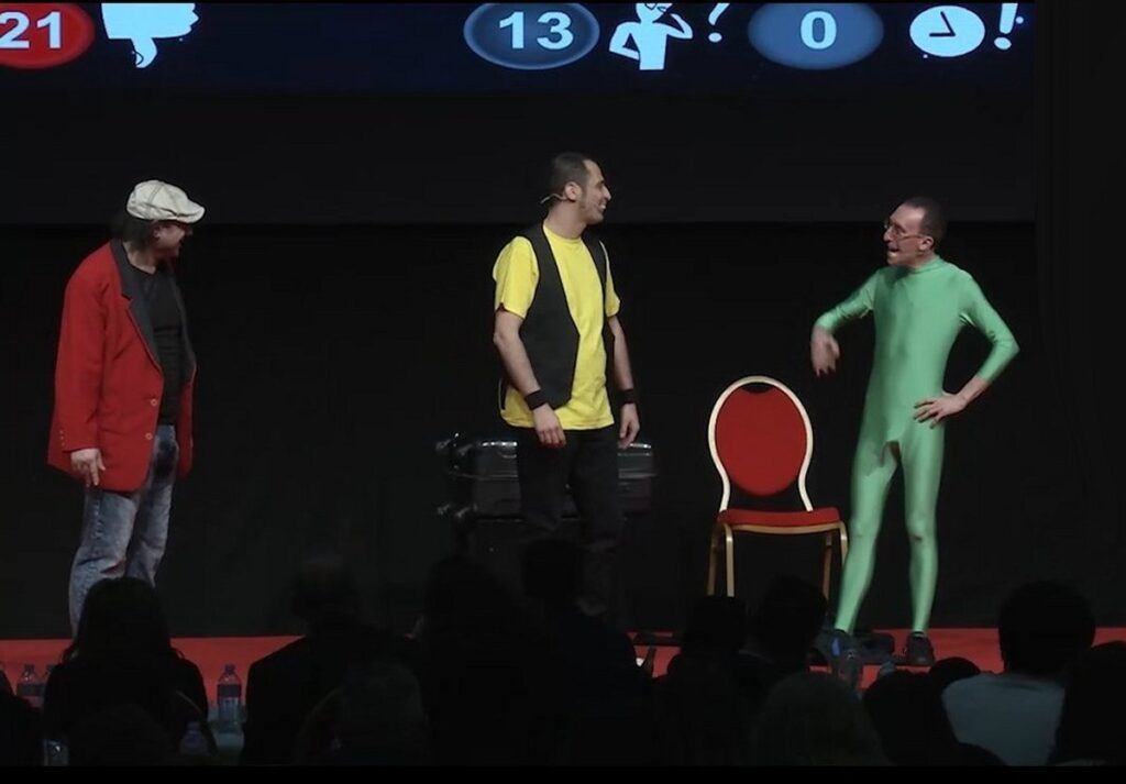 Conduttori comici che animano il quiz show aziendale