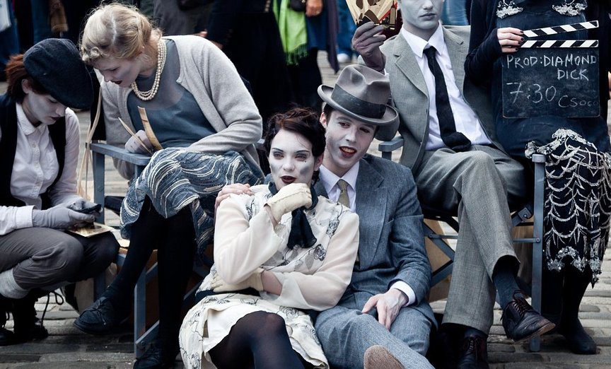 Attori in stile vintage durante uno spettacolo Cena con Delitto Halloween