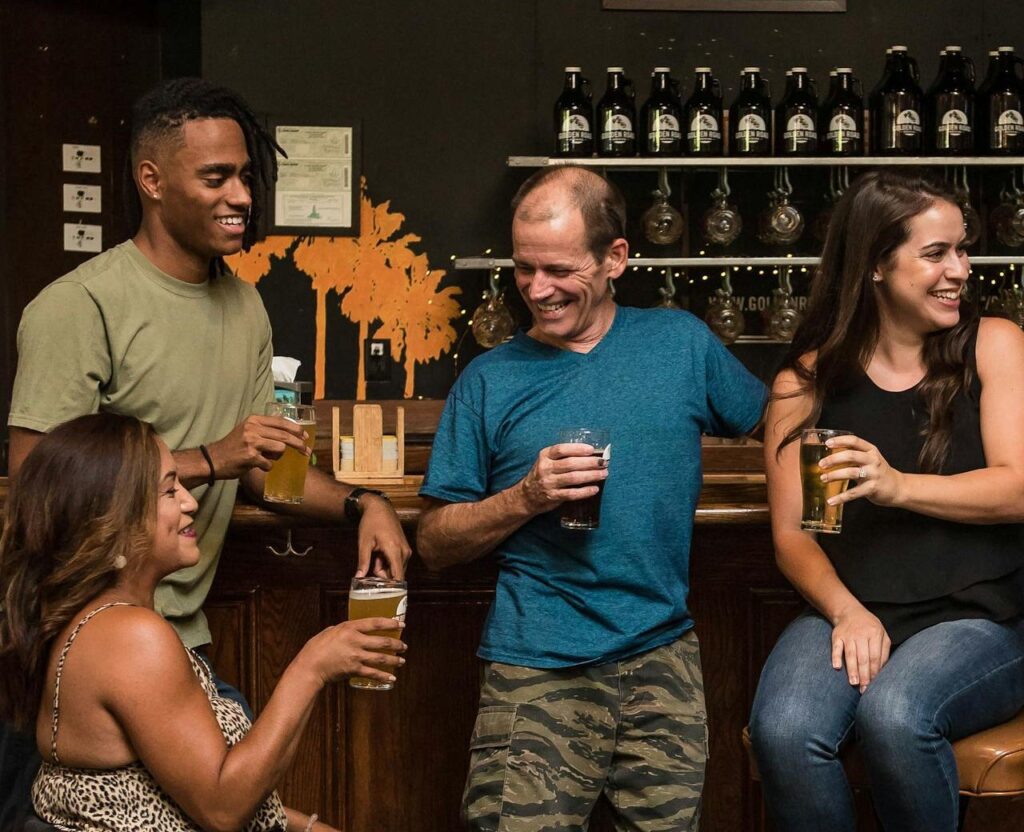 Gruppo di amici brinda durante un’apericena in un locale conviviale