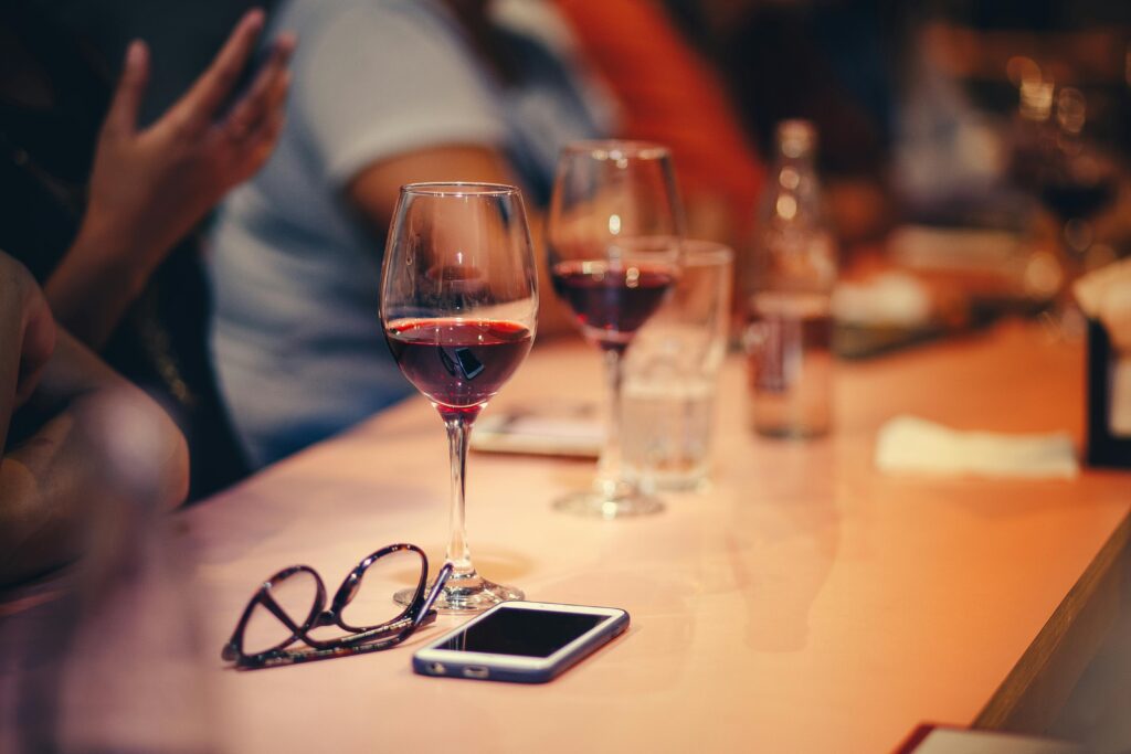 Calici di vino su tavolo durante un evento con pubblico