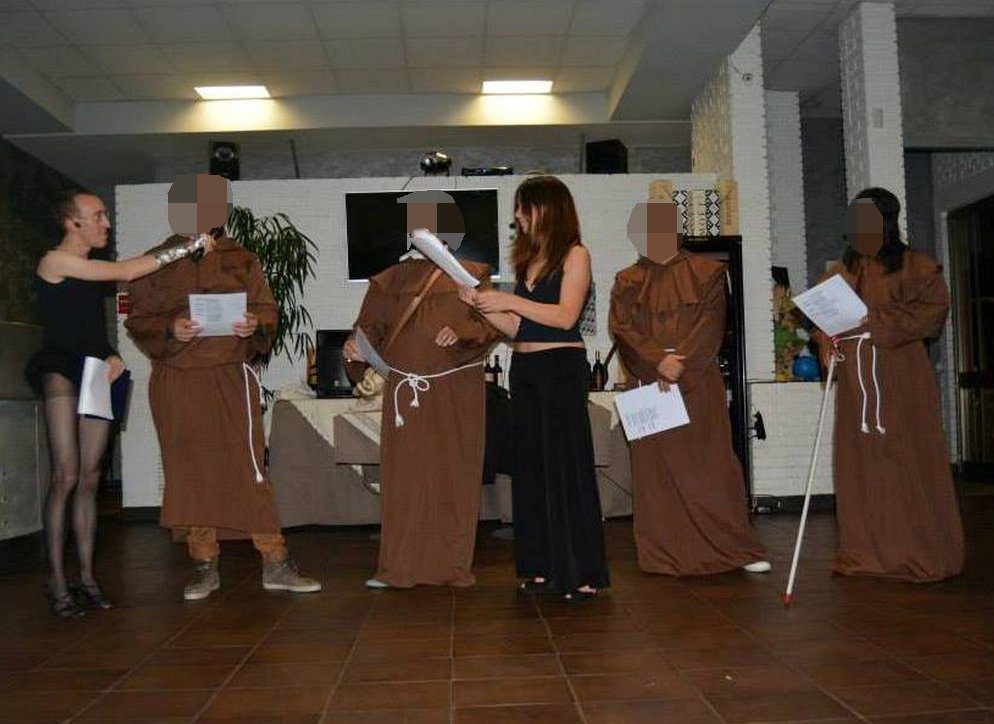 Partecipanti alla Cena con Delitto travestiti da frati durante lo spettacolo