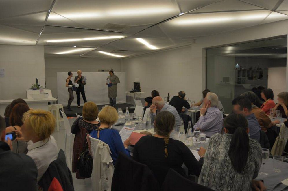 Ospiti seduti ai tavoli che assistono e partecipano a una scena durante una Cena con Delitto in ristorante moderno