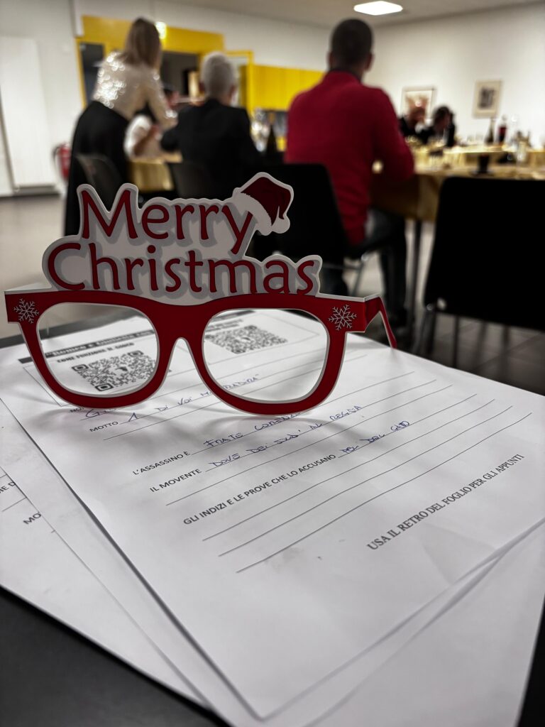 Dettaglio di materiale investigativo, indizi e oggetti di scena usati durante la Cena con Delitto privata.